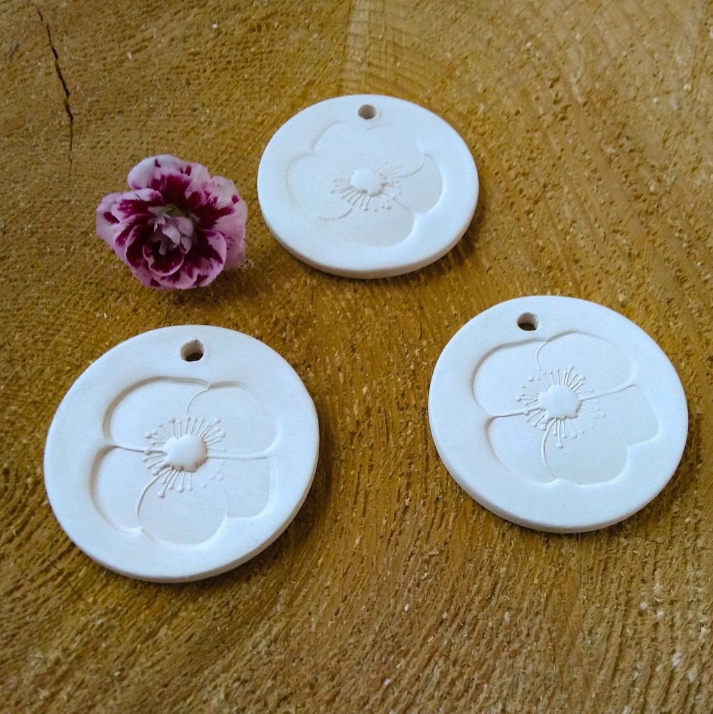 Keramická placička na éterické oleje - vlčí mák cca 4,5 cm