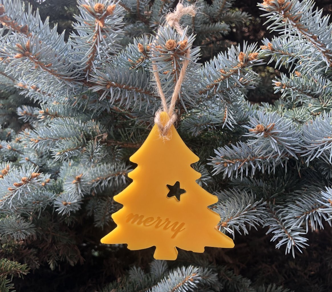 Stromeček merry - ozdoba ze včelího vosku 9 cm